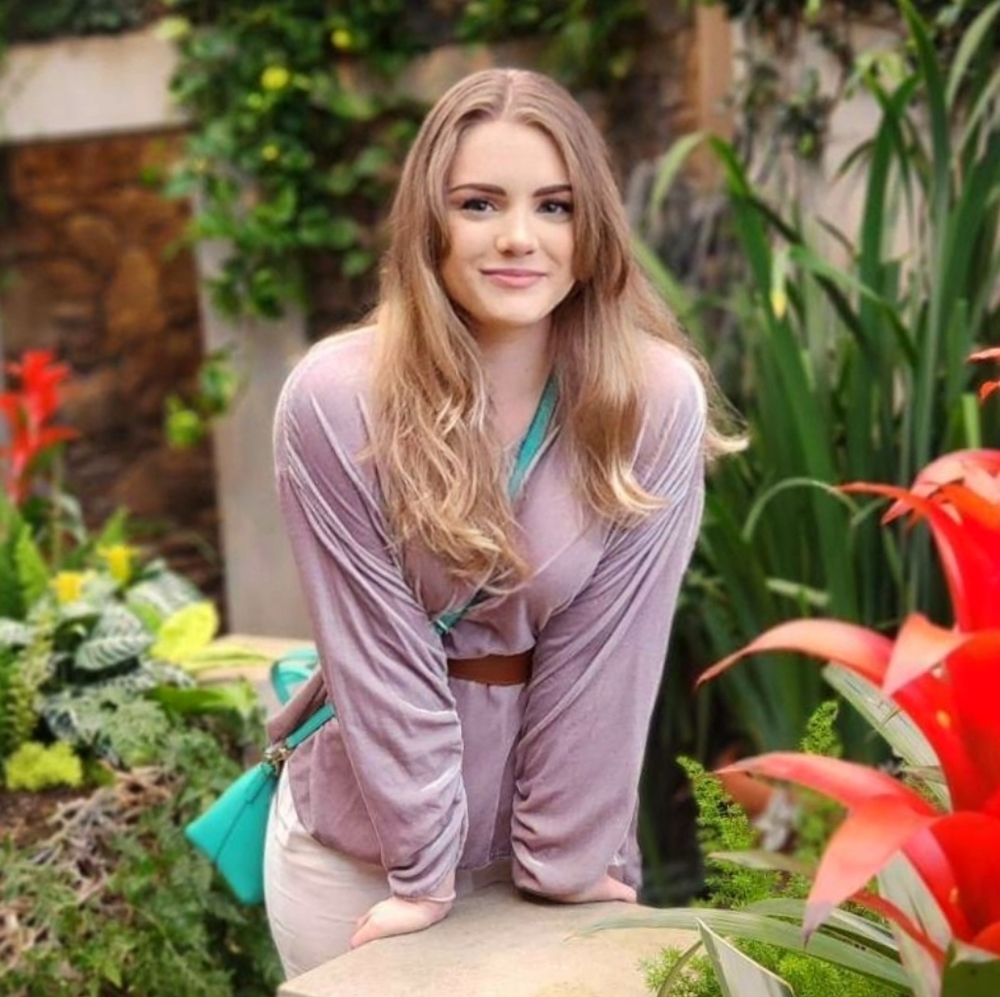 Meet your Posher, Monica